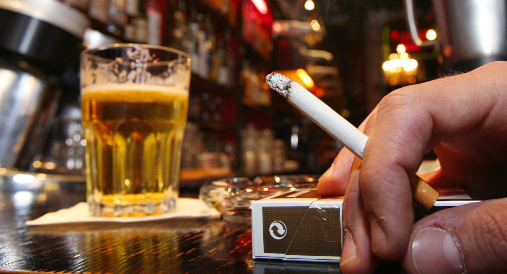 Взлет цен на алкоголь и сигареты в Украине: НБУ анонсировал, сколько придется платить любителям выпить и покурить 