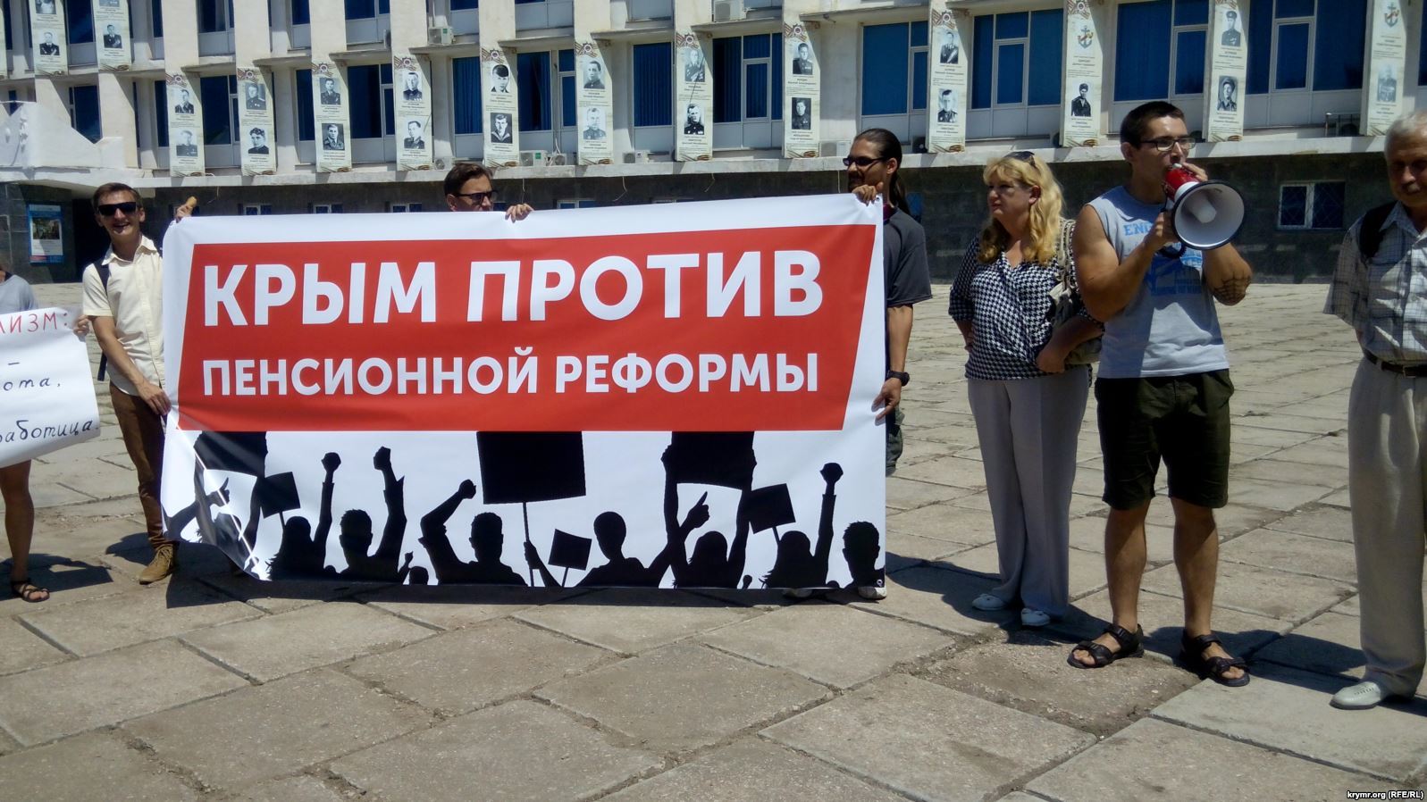 "Россия нас спасла от ба****овцев": в Крыму прошел странный  митинг против Путина и пенсионной реформы - кадры
