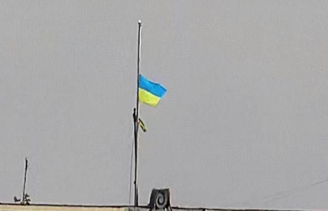 Жители Херсона со слезами на глазах пели Гимн Украины, когда бойцы ВСУ поднимали флаг
