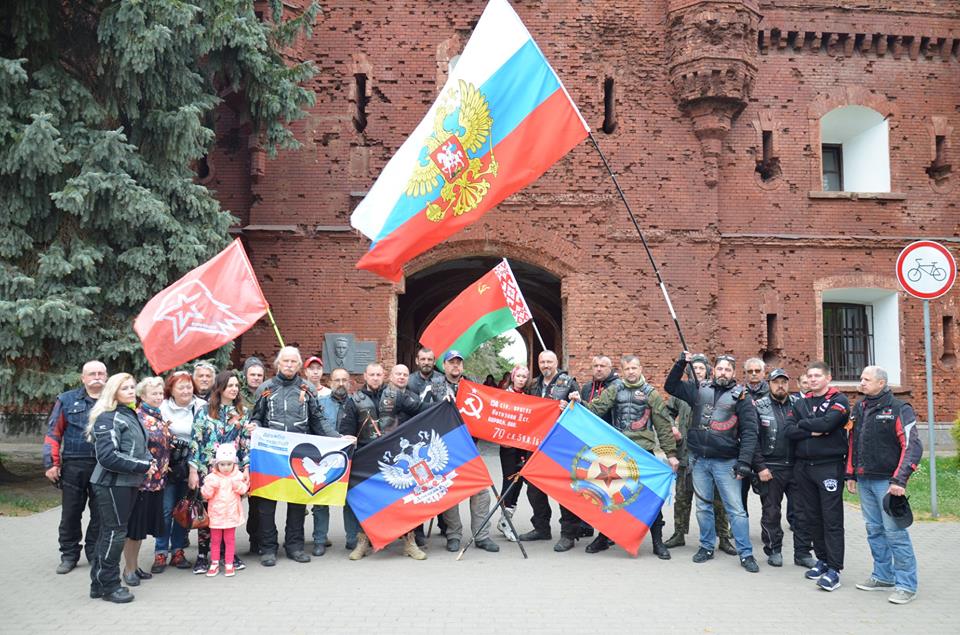 "Позорище в***ое", - российские дипломаты оскандалились из-за фото с "флагами" "Л/ДНР" 