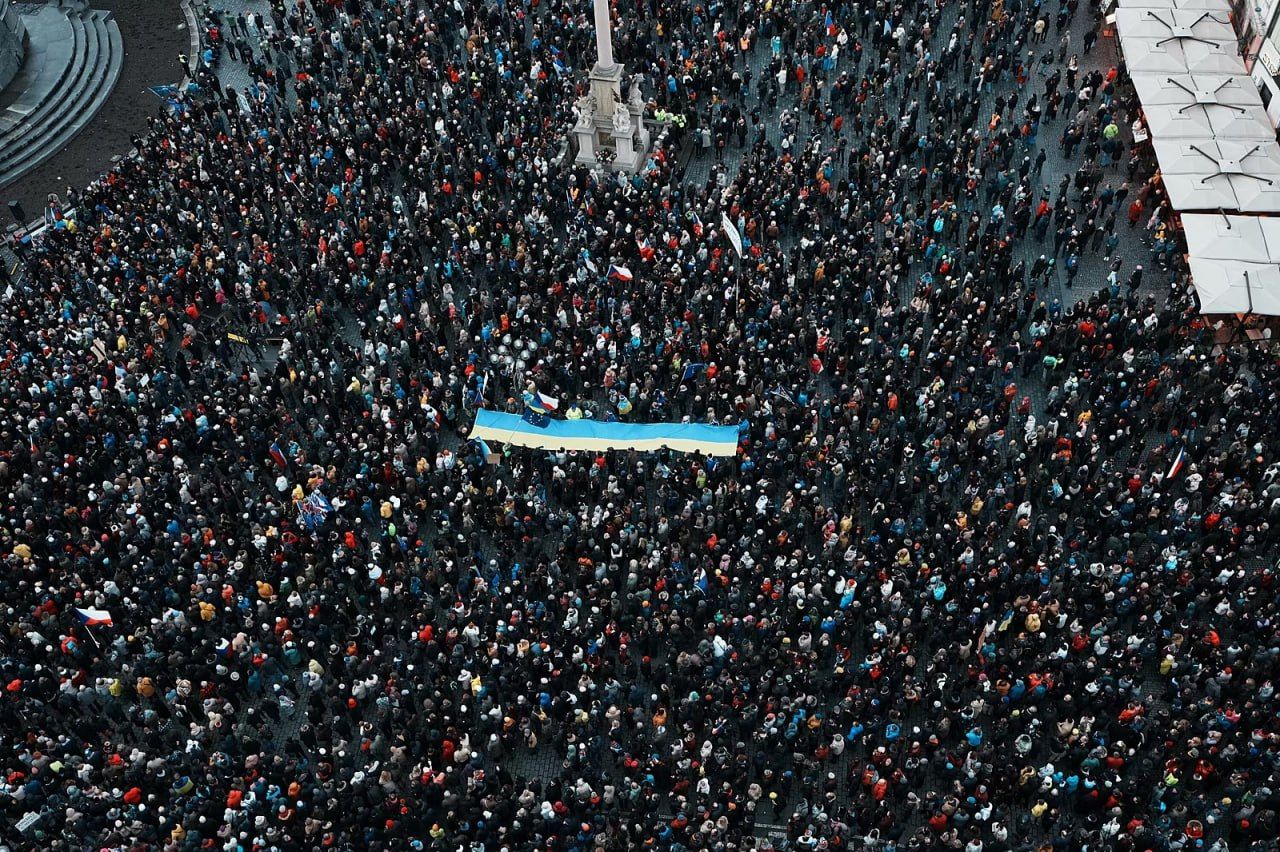 "Мафиозный принцип": жители Праги с украинскими флагами вышли на массовый митинг за демократию в стране