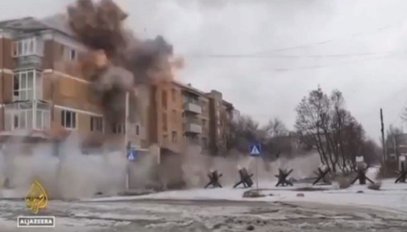 Иностранные журналисты сняли на видео момент удара российской ракеты по жилому дому в Бахмуте