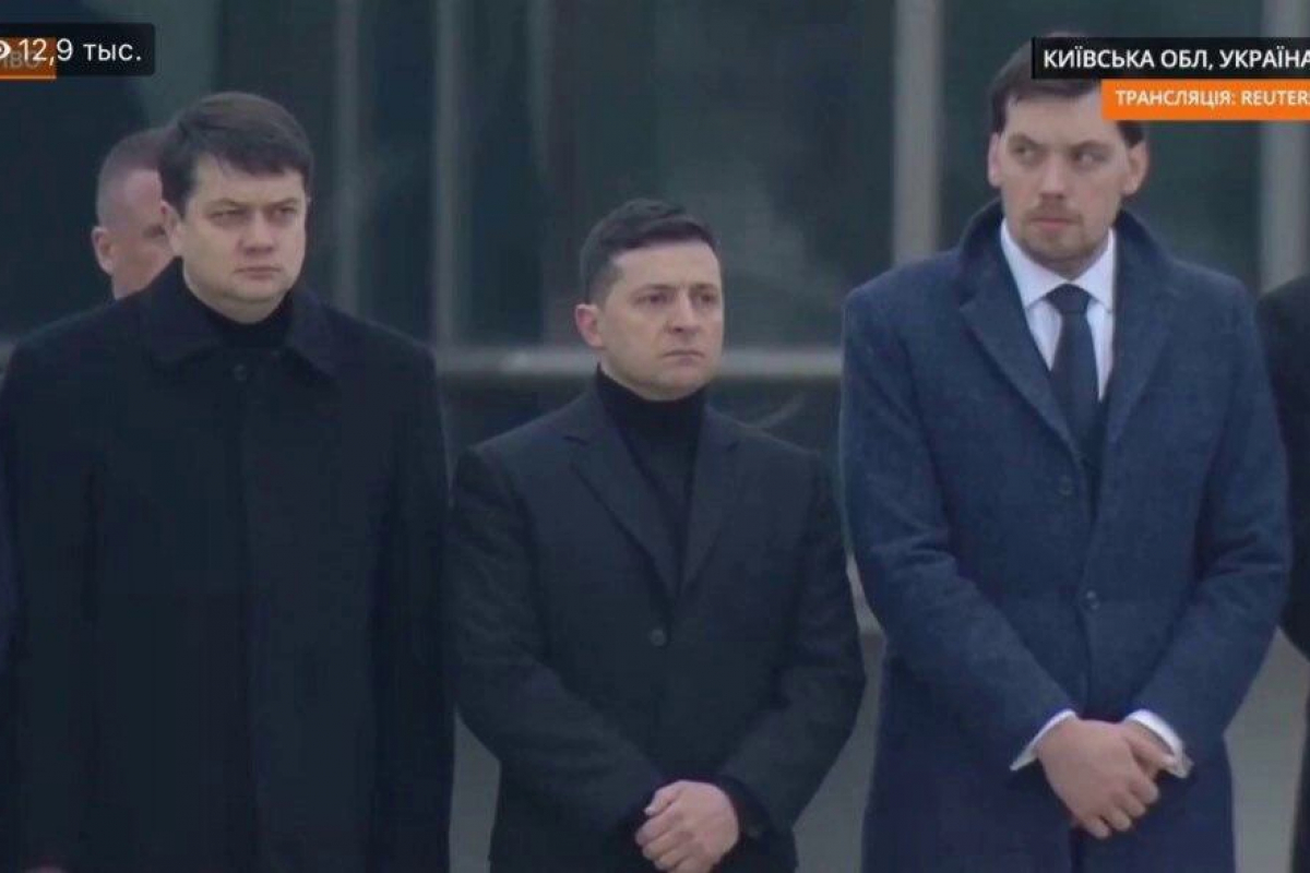 ​Жертвы рейса PS752 дома: Зеленский и Гончарук прибыли в "Борисполь" попрощаться с погибшими