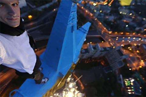 Руфер получил премию Troublemakeraward за раскрашивания шпиля московской высотки в цвета украинского флага