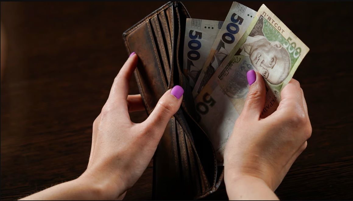 Средняя зарплата в Украине изменилась: в какой области платят больше всего, где - меньше всего