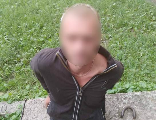 В Киевской области уголовник изнасиловал и ограбил двух девушек, которые ловили попутку, чтобы добраться до Одессы