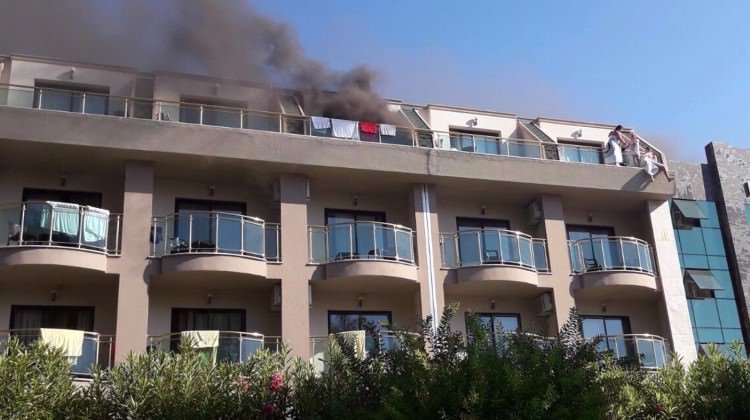 Пожарным пришлось снимать отдыхающих с балкона: сотни туристов оказались взаперти во время пожара в турецком отеле