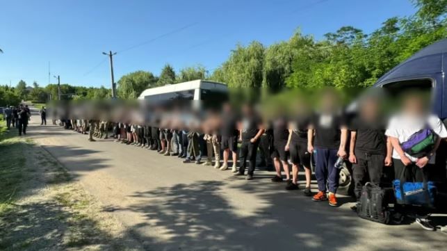 Заплатили тисячі доларів: на Одещині завадили перебратися до Молдови сотні уклоністів