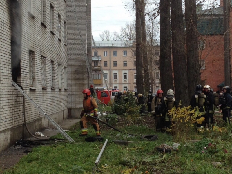 В Санкт-Петербурге идет эвакуация людей из многоэтажного дома: квартиры охвачены пламенем, десятки спасателей брошены на тушение огня (кадры)