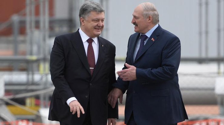 Без скандала не обошлось: на встрече Порошенко и Лукашенко женщина попыталась оголить грудь и выкрикивала "Жыве Беларусь!" - опубликованы кадры
