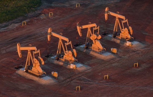Российская "страна-бензоколонка" готовится к краху: американцы сбили цены на нефть до ноябрьского минимума
