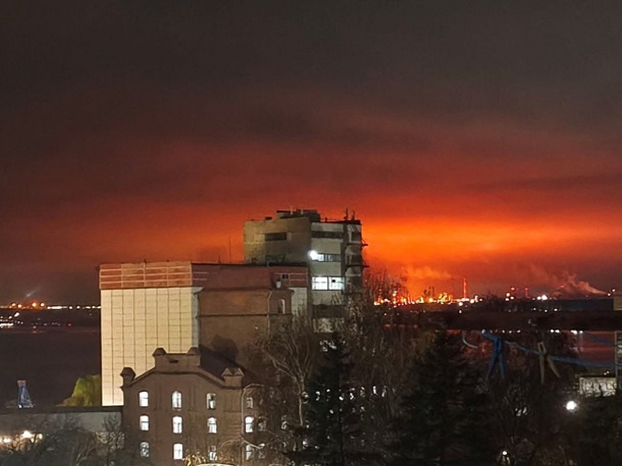 В Саратове раздаются взрывы: в Сети показали атаку дронов на НПЗ