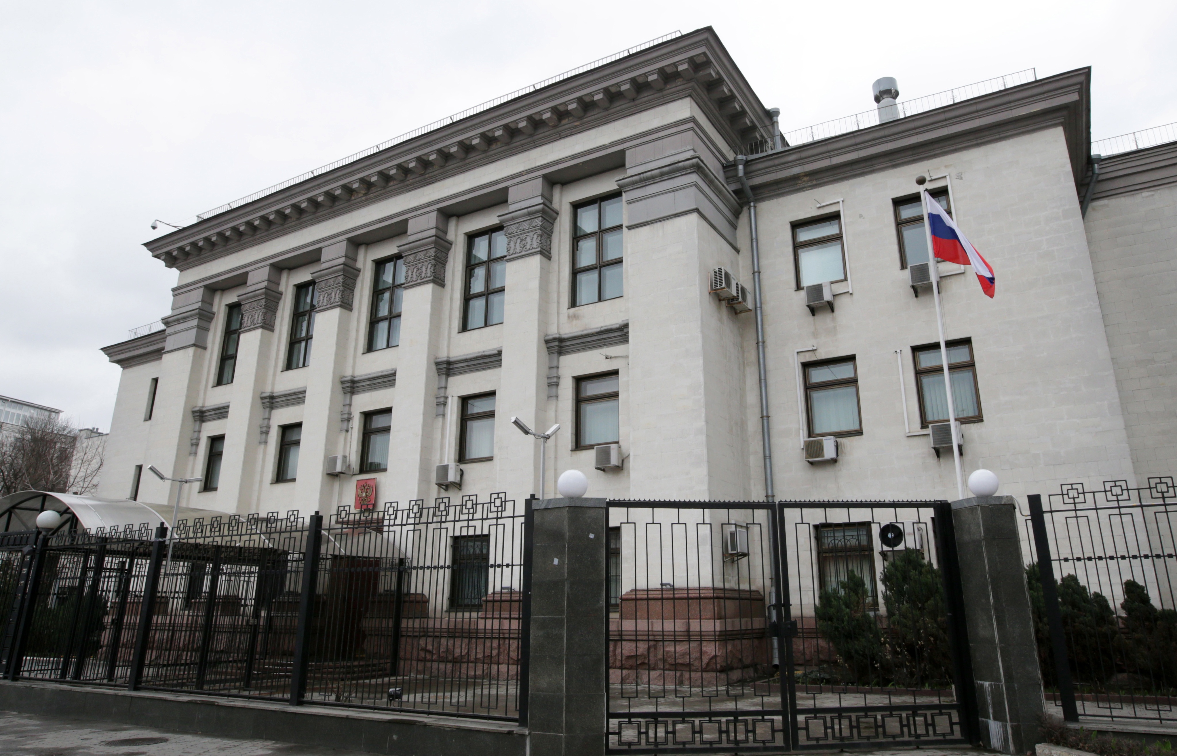 Стычки под российским посольством закончились 