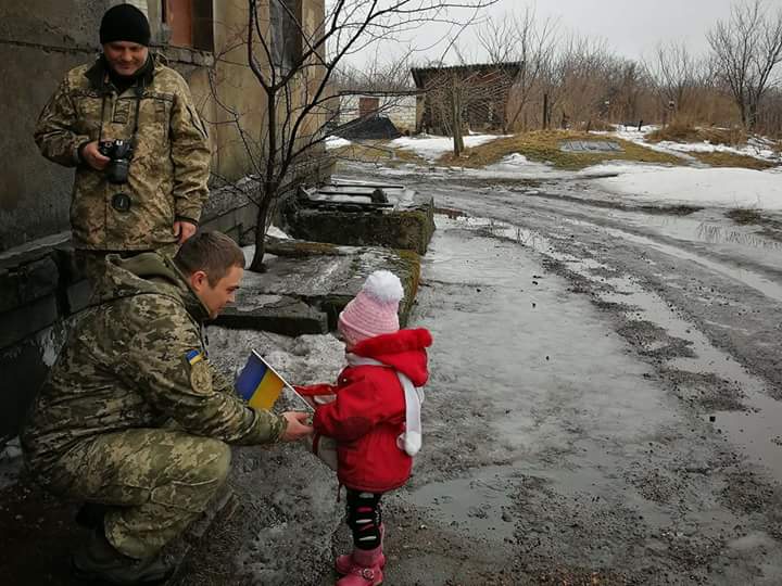 "Ради мирного неба над твоей головкой, детка, мы здесь стоим", - Сеть покорило фото украинских Героев с ребенком на Донбассе. Кадры