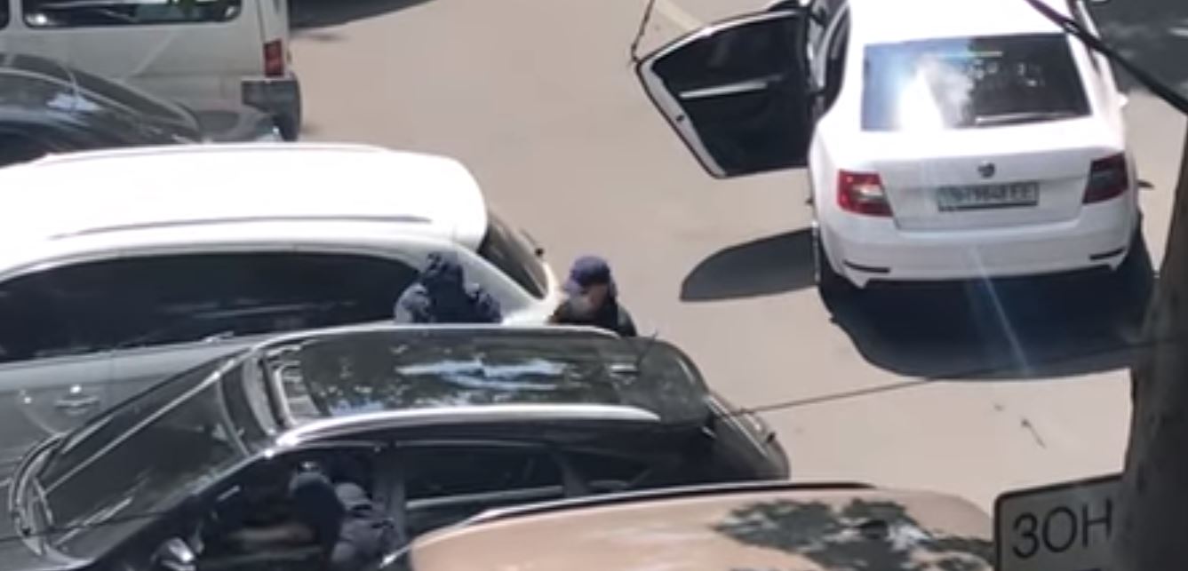 В Одессе грабители среди белого дня устроили стрельбу возле местного отделения банка - кадры