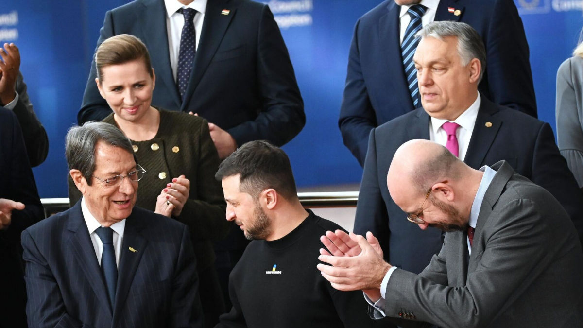 Зеленський, який став перед Орбаном на спільному фото з лідерами ЄС, змусив його змінитися в обличчі