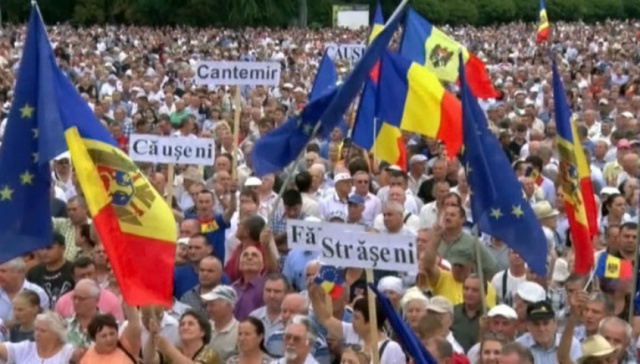 Охваченный протестами Кишинев выбрал Комитет национального спасения