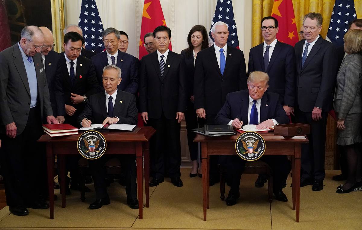 "Торговая война" США и Китая: стороны подписали первый важнейший документ 