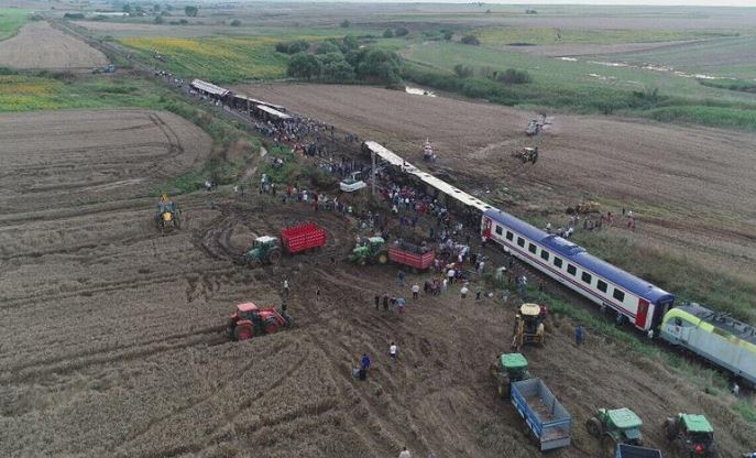 10 погибших и срочная эвакуация раненых: СМИ показали, что творится в районе страшной катастрофы поезда в Турции