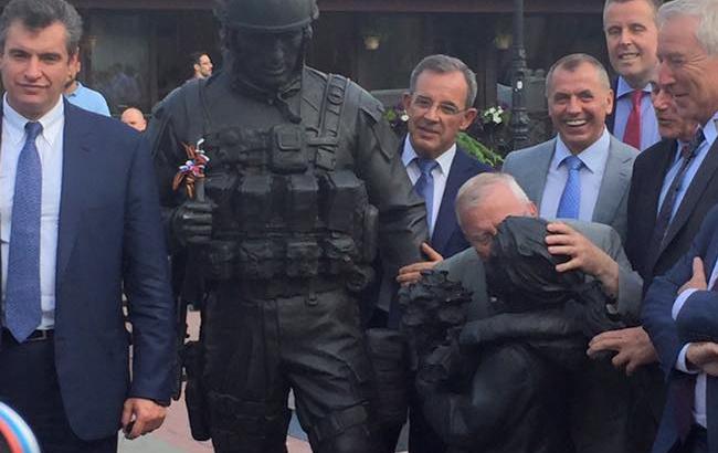Неудержимое влечение к оккупантам: французский депутат прямо перед камерами начал целоваться с памятником "вежливым людям" в Симферополе 