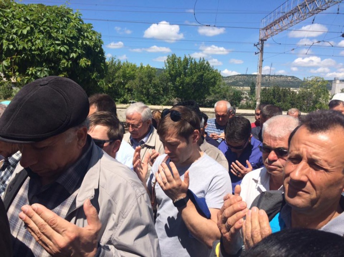 Крымские татары Бахчисарая вышли на массовую молитву вопреки запретам оккупационной власти