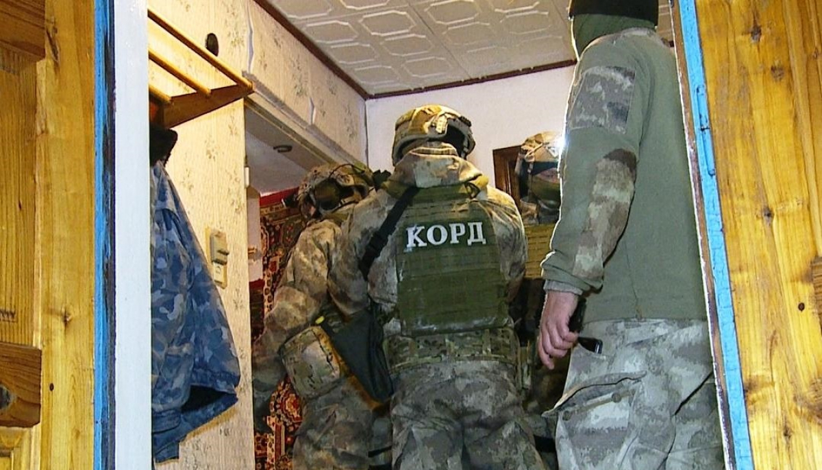 Бандит в Винницкой области взял в заложники отца и открыл огонь по полицейским - есть раненые, спецназ КОРД пошел на штурм