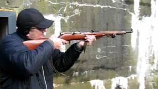 В Днепропетровске пьяный мужчина устроил стрельбу из карабина прямо на улице