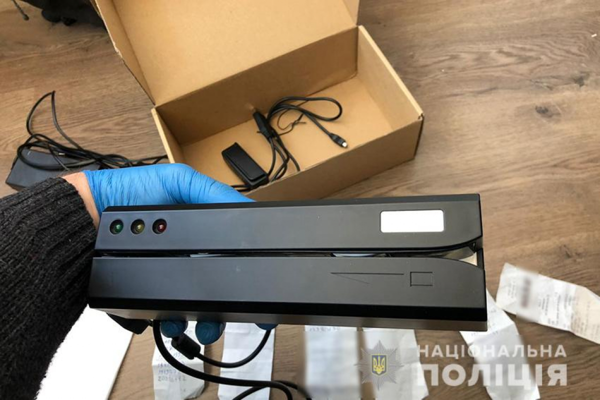 В Хмельницком разоблачили ушлого кассира, крадущего коды и пароли с банковских карт покупателей