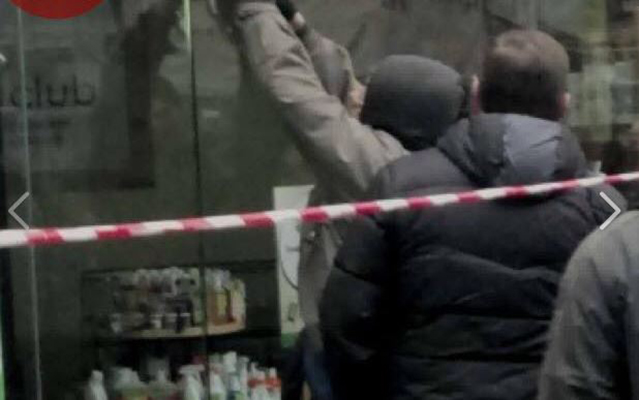 ​Люди в балаклавах устроили погром в Киеве - в соцсети скандал: кадры