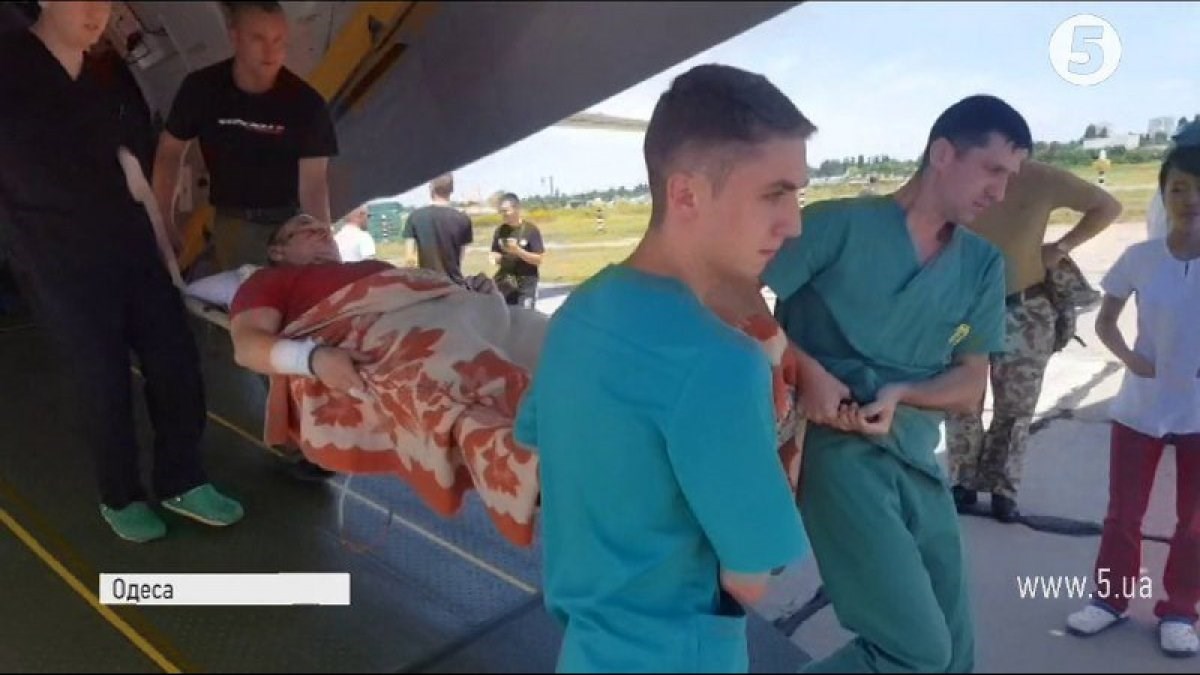 В Одессе сел экстренный борт с 14 тяжелоранеными защитниками Украины из зоны АТО – опубликованы фото и видео