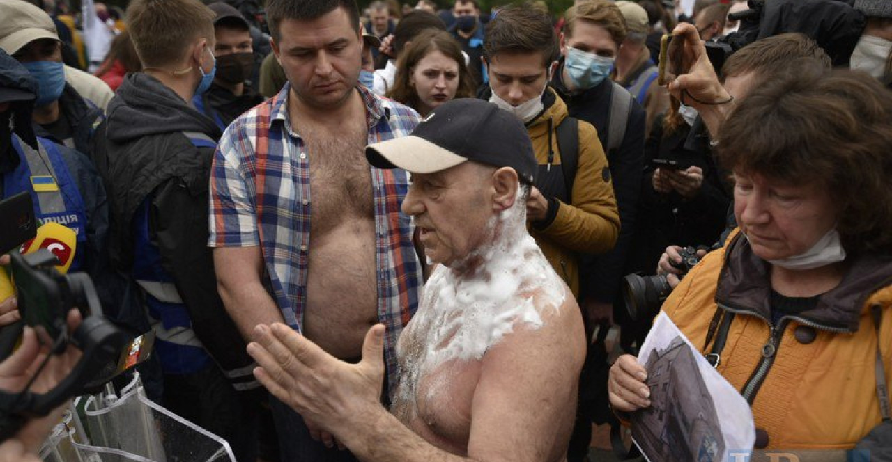 Под Радой в Киеве мужчина устроил самоподжог на акции против Арсена Авакова