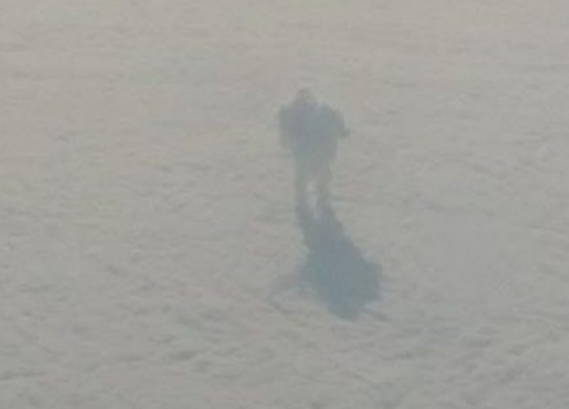 Необъяснимо, но факт: пассажиры самолета сфотографировали человека, который "передвигался по облакам" - кадры 