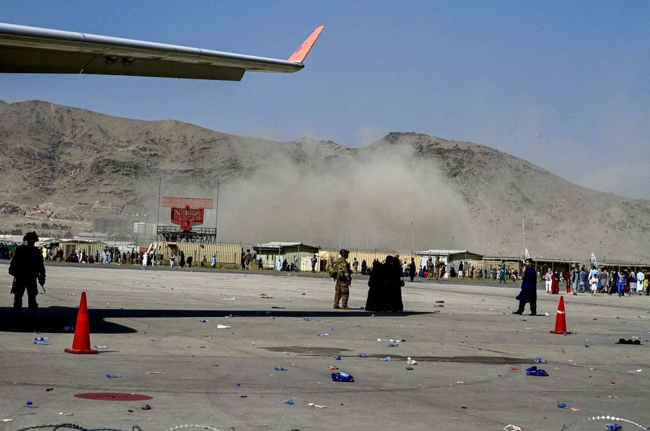 Взрыв в аэропорту Кабула: ИГИЛ обещает новые атаки - войска НАТО экстренно покинули все ворота у аэропорта