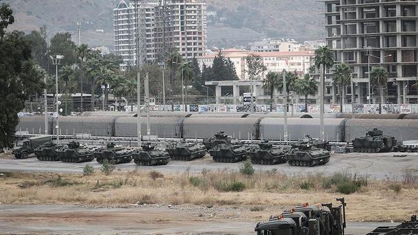 Власти Турции приказали стянуть тяжелое вооружение к границе с Сирией: опубликованы кадры переброски десятков мощных броневиков