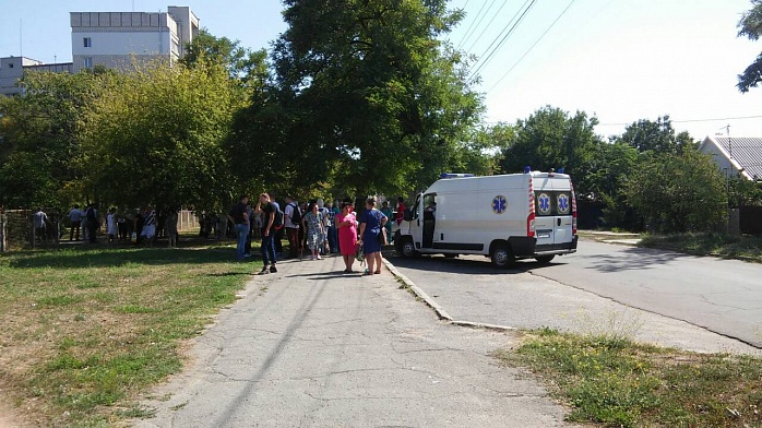В Запорожской области эвакуировали полторы тысячи учащихся и педагогов – полиция проверяет анонимную информацию о минировании сразу двух школ
