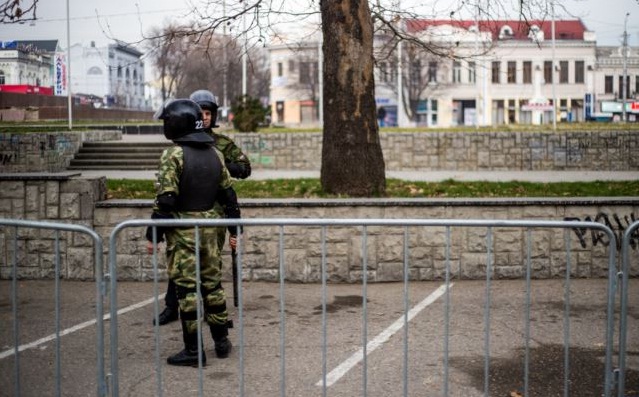 Российские силовики проводят поголовные обыски в домах крымских татар