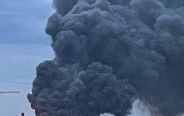 Новая "бавовна" под Белгородом: горит склад с топливом, в небо поднимается черный дым