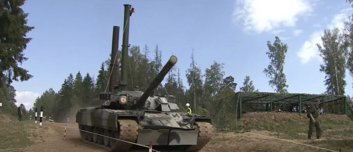 Кремль эшелонами перемещает танки Т-80БВМ с устройствами для глубокого преодоления брода - кадры