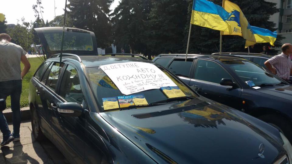 Провокаторы задумали поджечь покрышки под зданием украинского Парламента, где проходит акция за легализацию нерастаможенных авто 