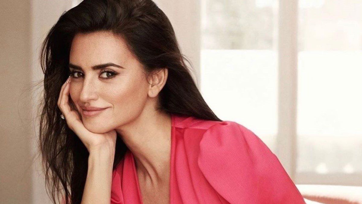 46-летняя Пенелопа Крус блеснула безупречным телом в прозрачном халатике