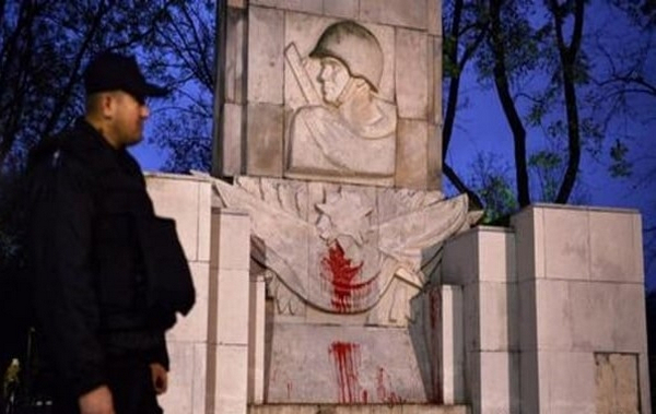 ​“Спасибо за неволю”, - в Польше мужчина нанял подъемник, чтобы осквернить памятник советской армии, - подробности