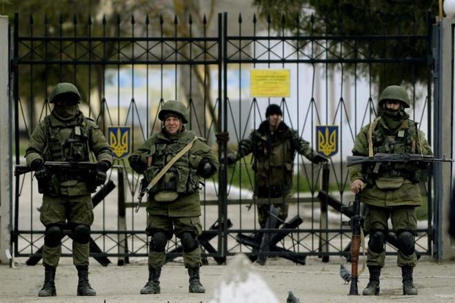 Деморализованы и бегут в РФ: как в 2014 году силовики "сдавали" Крым