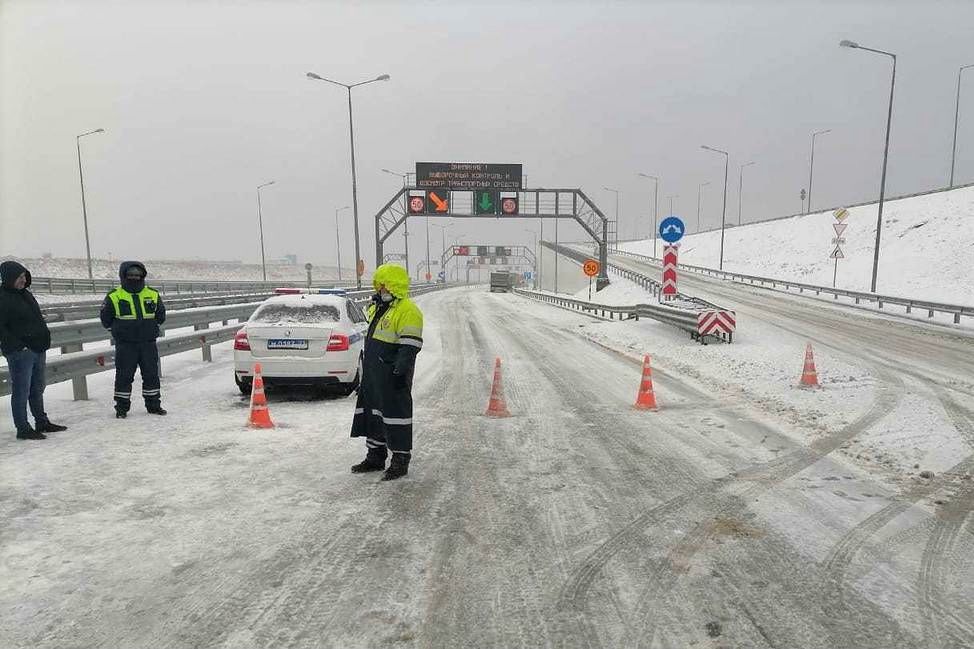 "Скрепу" РФ в Крыму занесло снегом - Керченский мост из-за урагана закрыли, полуостров "парализован"