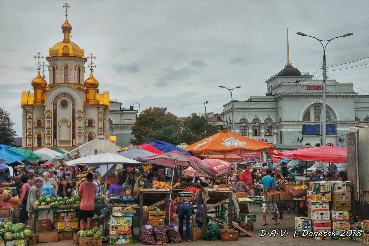 "На фоне собора самое то", - печальное фото из оккупированного Донецка вызвало ажиотаж в Интернете - кадры