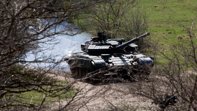 Бойцы АТО сожгли российский танк с помощью ПТУРа: обнародованы уникальные кадры попадания снаряда