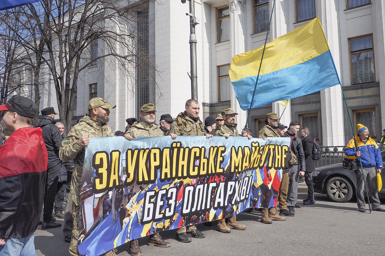 Миллиардеры богатеют, народ нищает: Европарламент призвал Украину "покончить с олигархами" – СМИ