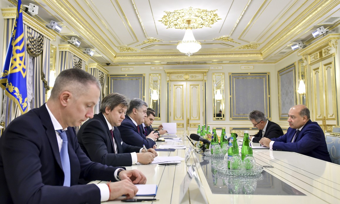 Порошенко похвастал, что его хвалил сам начальник Евробанка Чакрабарти: в Киеве закончилась встреча