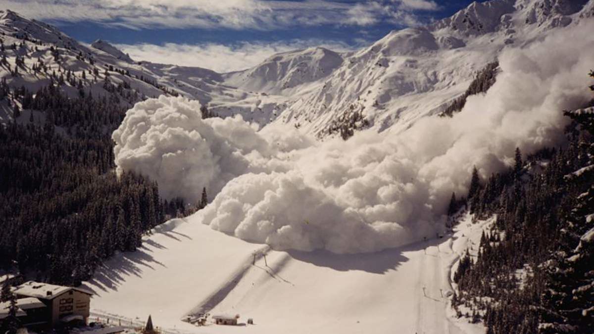 В Карпатах красиво, но опасно: спасатели засняли удивительные снежные фонтаны