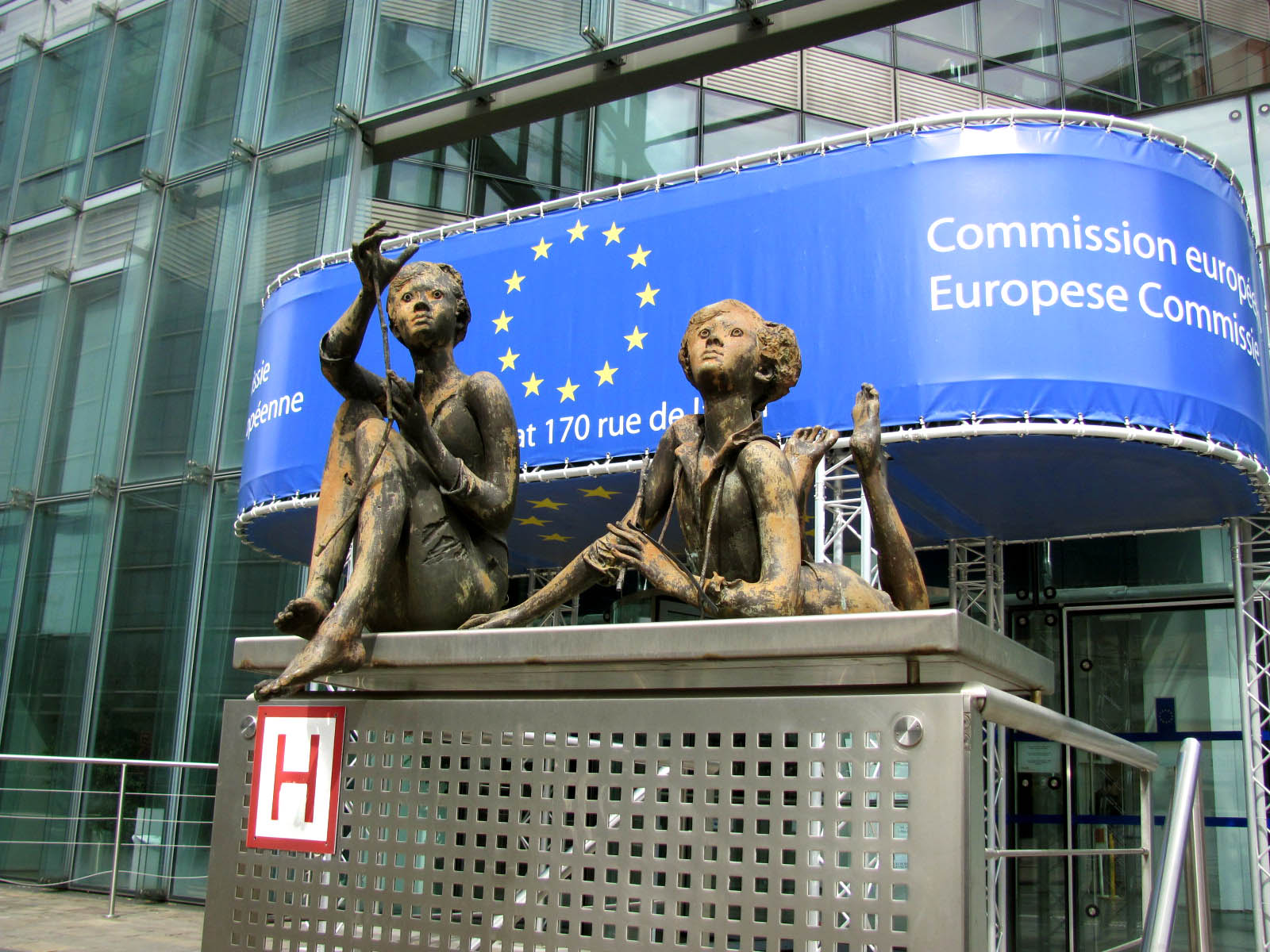 Из-за угрозы теракта в Брюсселе были эвакуированы три здания Европарламента