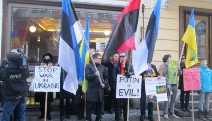 "Путин – зло": в Эстонии активисты пикетировали посольство РФ с требованием освободить Сенцова